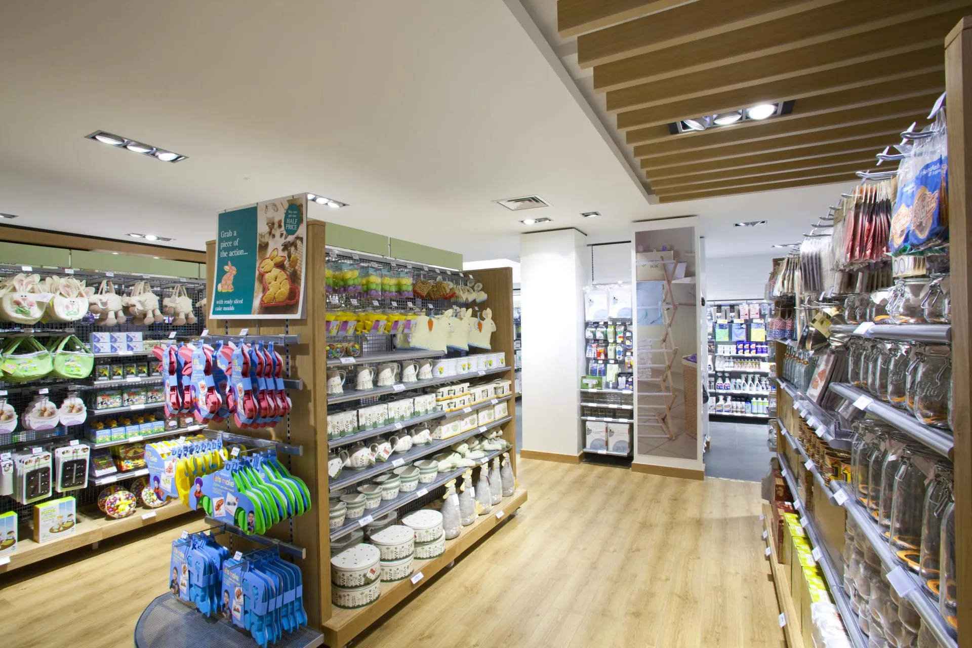 30 y tuong trung bay slatwall cho cua hang ban le Viet Notion 15 | SHOPDEPOT Image