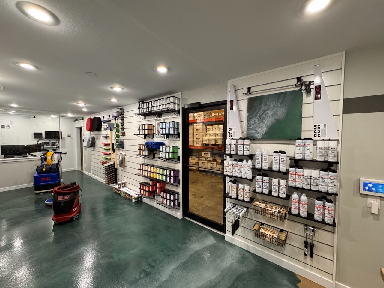 pvc vs mdf slatwall nen chon loai nao cho cua hang cua ban Viet Notion 3 | SHOPDEPOT Image